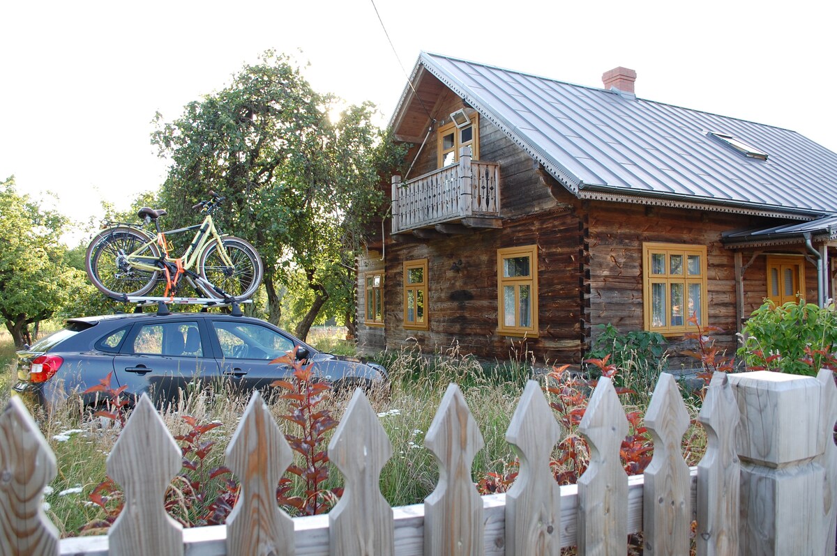 Widok na dom i podwórko